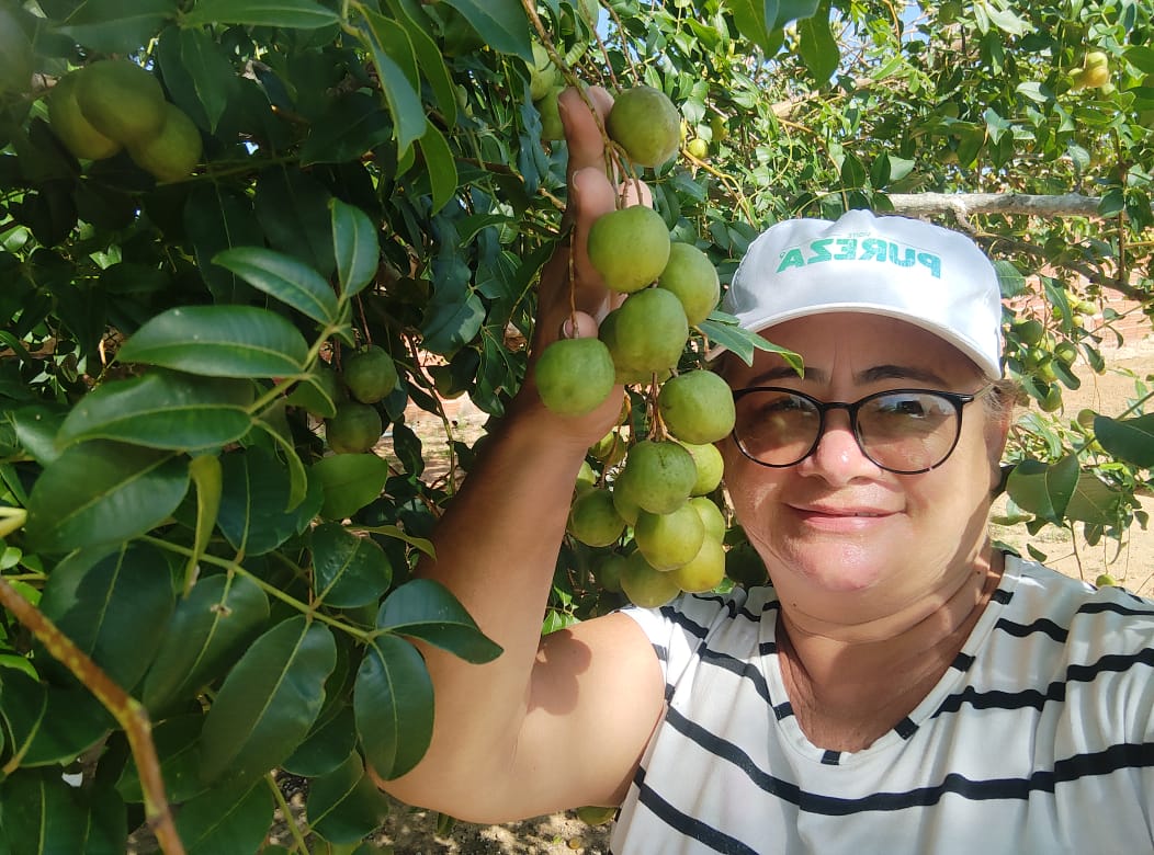 Cedida Empreendedora posa ao lado de umbuzeiro na cidade de Pureza